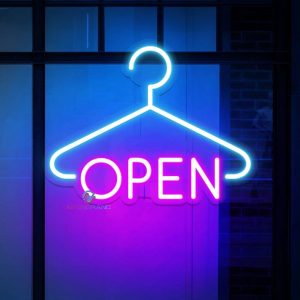 تابلو نئون لباس فروشی باز است